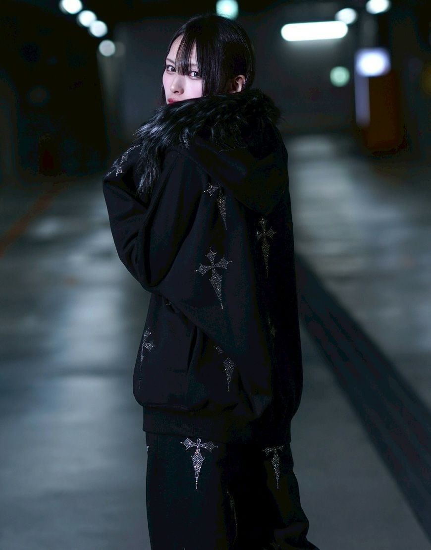 『REFLEM/レフレム』ファー付きクロス総柄ラインストーンZIPパーカー REFLEM（レフレム） パーカー 「REFLEM/レフレム」ファー付きクロス総